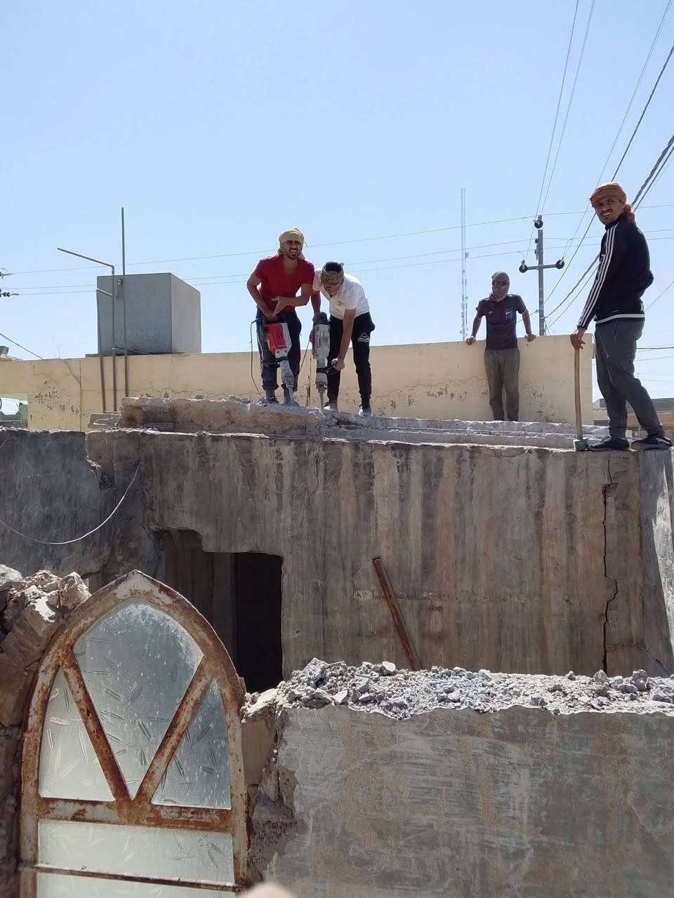 سلام عليكم  / يوجد كادر عمل جاهز/ تصعيد مواد/ تنضيف بيوت/ تفليش/ تكشيط/ تنضيف حدائق/ دفن نهري  / شقلنه ليل ونهار   /ومعداتنه جاهز/ ماعليك بس تصال على رقم  /     *********** /
