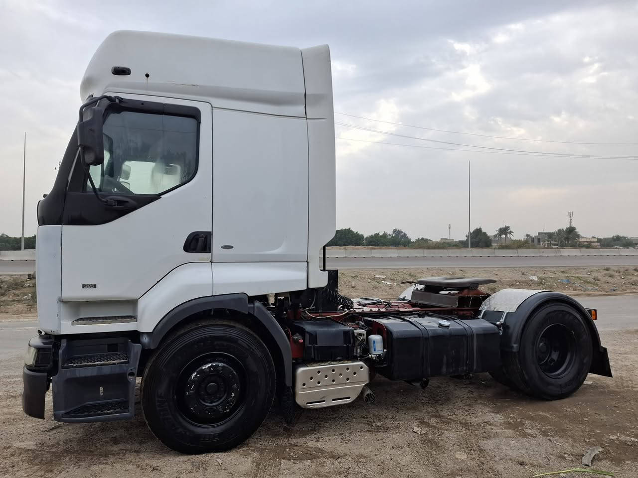 سلام عليكم عندي رينو للبيع موديل 98 رقم الانبار انكليزي حجم 385 جاهزه اي نقص ما بيهه بلاديه لا ضربه ولا صبغ كله على بلاد تبريد شغال محرك جديد ستندر شركه تخم تاير جديد كهربائيات كله شغاله كير ومحرك واكسل كله جديد مكان السياره بغداد السعر 80 وبيهه مجال قليل الشراي يتصل ***********
