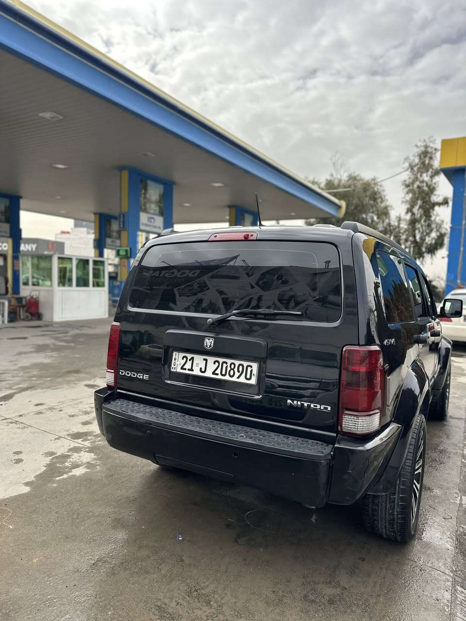 بسم الله 
دوج نيترو ٢٠٠٩ ٤*٤ 
الممشه ١٨٥ الف كيلومتر حقيقي 
بدون صبغ فقط سقف و بنيد كاحل اللون  فقط 
وملاحظه* بهل سيارات ميعتبر كحل اللون ك عيب بالسياره او شي 
السياره ماشالله ماتنوصف من جمال و من نصبه 
وبشرط رقم و سنويه جديده بأسمي 
و عليها سيرفز كامل السياره 
و ٤ بانسات او دسكات جدد اني شادهن 
عليها دهن جديد بدلته 
السياره دبل اكسل 
مكينه ٦ سلندر المرغوب ٣.٧L 
مواصفات : 
تحديد سرعه 
جام كهربائي و اوتو و كهربائيه المريي
اللايتات كامل مغيره الى الليد 
عليها شاشه و كاميرا 
٤ وياله و تيارات جدد عليهن اني شادهن ب ٤٠٠$ لوكك بشرط 
سعرها ٩٩ ورقه بيها مجال مال اخ لخو  
عنواني سليمانيه

0770 198 3065
