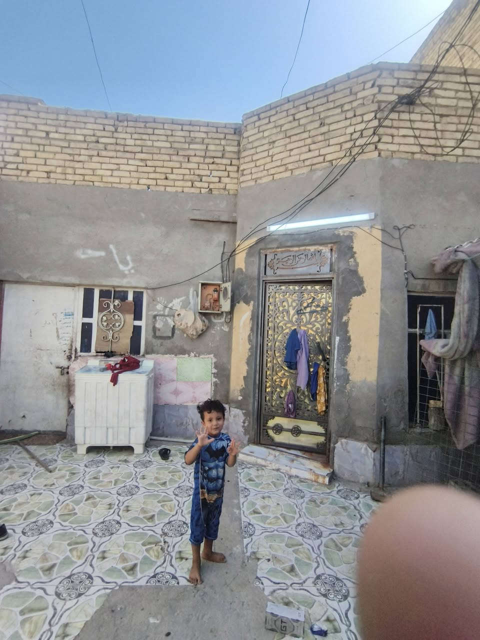السلام عليكم بيت للبيع المساحه ١٣٠متر
بيه طارمه وصحيات 
ودوانيه ٤/٦
ومطبخ ٤/٤
وصاله ٦/٤
وعرفه ٣.٥/٧
ومنور ١.٥/٣
بيت زراعي في منطقت سيد اخضير قرب سكه 
منطقه مشموله بطابو ومجاري 
سعر بيت ٢٥مليون وبيه مجال 
لستفسار على رقم 
***********
