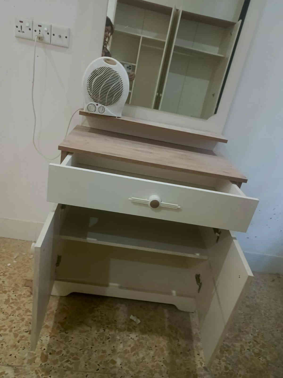 غرفة نوم  ٥   قطع   
مامستخدمه ابد  فقط منصوبه 
سرير  + كنتور  ٤  ابواب  + ميز مرايه + ميز  دراسي  +  كومدي 
#السعر   ٦٠٠   الف بي مجال 
#العنوان : بغداد - الغزاليه  شارع الخطيب الزراعي - قرب  جامع الامام  الحسن  عليه السلام 
#الي يريده  يتصل بالرقم 
‏‪0774 196 8336‬‏
#واتساب #  واتساب # واتساب 
يرجى متابعة الصفحه  
ليصلكم كل ماهو جديد 
نعمل لخدمتكم 
علي البابلي
