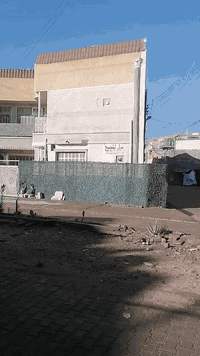 السلام عليكم دار للببع في المنطقه السريدات الجديدة زراعي سند25 المساحة 140 واجه 11ونزال13 يقع على شارعين على شارع 10 وشارع 30 الدار مفصول الارضي عن الثاني كل باب على شارع يحتوي على غرفه 5×5 صاله5×4 ومطبخ 5 ×5وخدمات يحتوي على مدخلين الطابق الثاني يحتوي على غرفتين وحولي جبير وخدمات وسطح والاستفسار على الرقم***********يوجد واتساب
