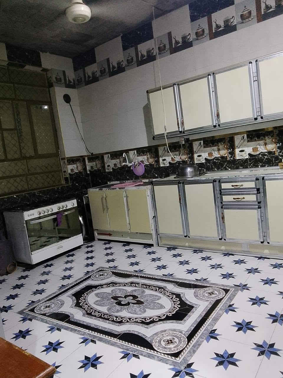 بيت للبيع مساحته 250متر المكان خلف الملعب شارع أحمد الوائلي مكون من غرفتين وصاله ومطبخ وحمامات داخليه وخارجيه بناء مسلح للاستفسار الاتصال على الرقم ***********
