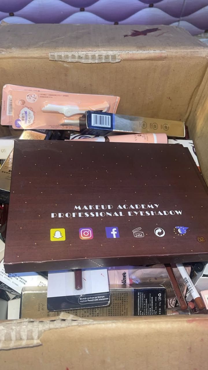 كارتون مكياج بـ ارخص الاسعار الي تحب تفتح مشروع او شيء يفيد بنوتات
تفاصيل مكياج وكذا ؏ واتساب 
***********
