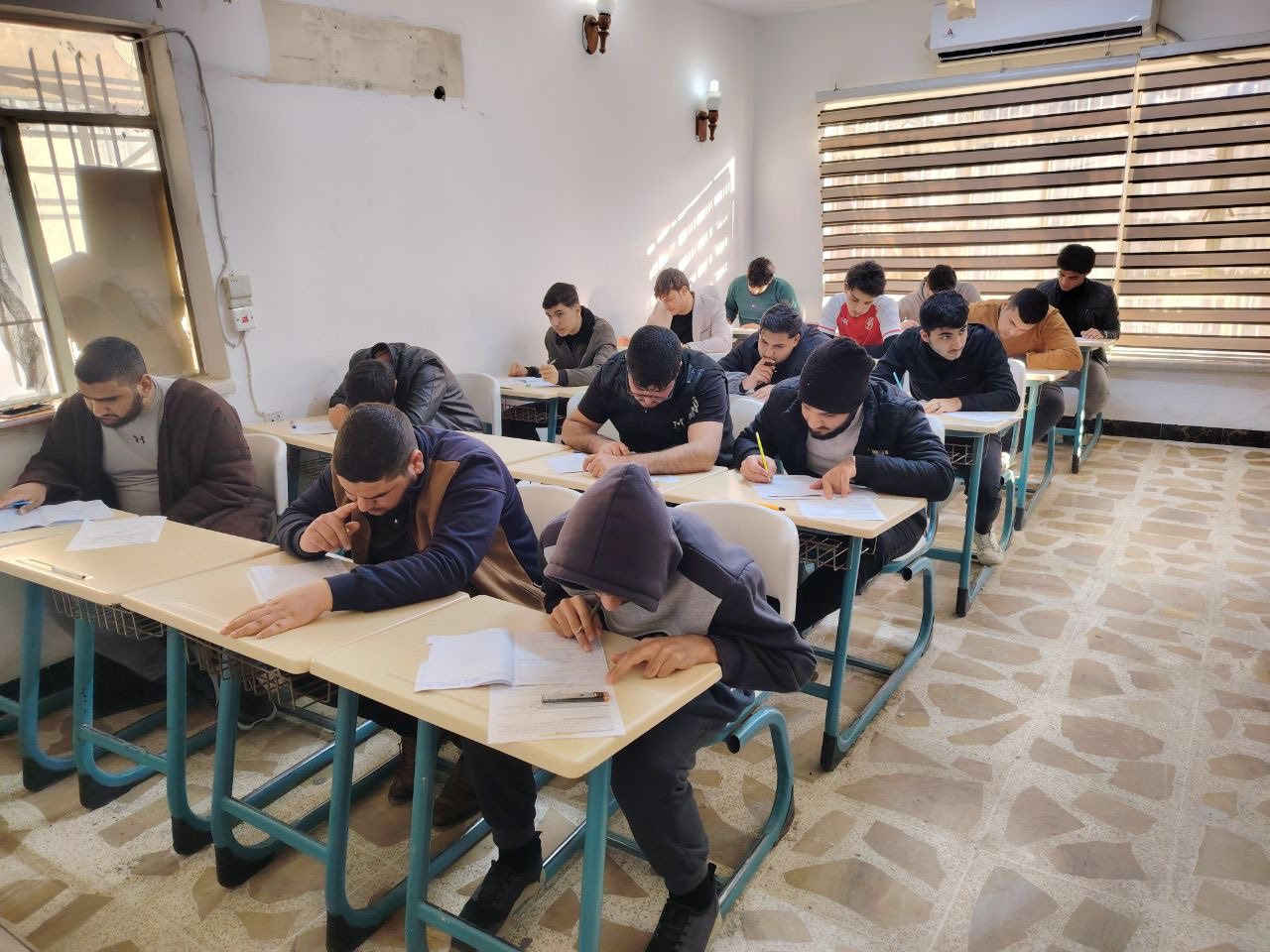 🔻استمرار اداء اختبارات نصف السنة في معهد الملتقى الثقافي .

🔻جانب من امتحان البنين لمادة اللغة الإنكليزية على يد الأستاذ المبدع (احمد سالم )

📍 الموقع:
الموصل – الجانب الأيمن – حي 17 تموز – سايدين الاقتصاديين 

📞 للاستفسار والتسجيل:
***********.
