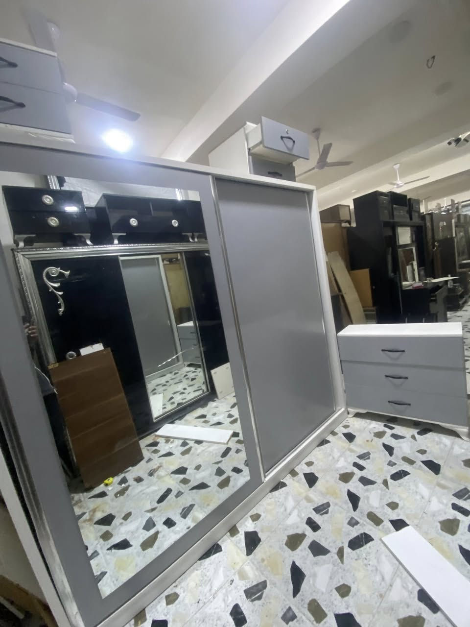 السلام عليكم غرف نوم تركي اي غرفه داخل المنشور الغرفه 300الف المكان تكريت حي العصري نهايت شارع البلديه يم أسواق البركه يوجد خدمت التوصيل الرقم ***********
