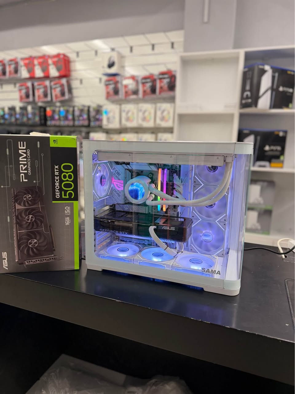 Cpu : R7 9800 X 3D 
GPU : RTX 5080 asus prime 3 fan 
Bord : X870-A ROG STRiX 
ram : CORSAIR 32 GB DDR5 6000mhz 
hard : WD BLACK 2TB GEN4  
Cooler : AORUS WATER FORCE X II 360 ICE SCREEN 
Power : SEGOTEP 1000W + 80 GOLLD 
Case : SAMA 7 FAN. RGB 

کەیسی راقی و بەهیز بۆ هەموو کارێکی دیزاین و گەیمینگ و فۆتۆ ئەبێت 
زەمانی ٦ مانگی هەیە و وەک نوێ وایە 
نرخی ٤ ملیۆن و ٥٧٥ هەزار 
(2950$)
گەیاندن بۆ هەموو شوێنێک هەیە 
***********
*********** أربيل, العراق
