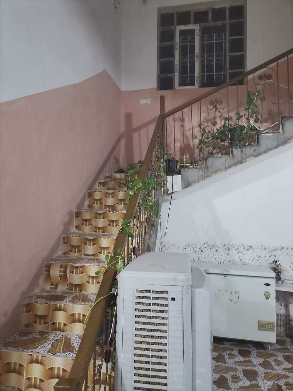 سلام عليكم بيت للبيع مساحه دونم بي بير وبستان زيتون ونخل  البيت متكون من غرفتين ومطبخ حار وبارد موزع وهول وربعه صحيات داخل وخارج حدايق ثنين مخزنين خارجيات البيت الارضيه سيراميك كل البيت المطبخ والصحيات سيراميك ارضيه وجدار كهرباء و مولد ومي  (بس تجي تسكن )العنوان قضاء العلم عرب حسين الجريش (السعر 85وبي مجال)التواصل على هذا الرقم‭
‭0773 596 1340‬
