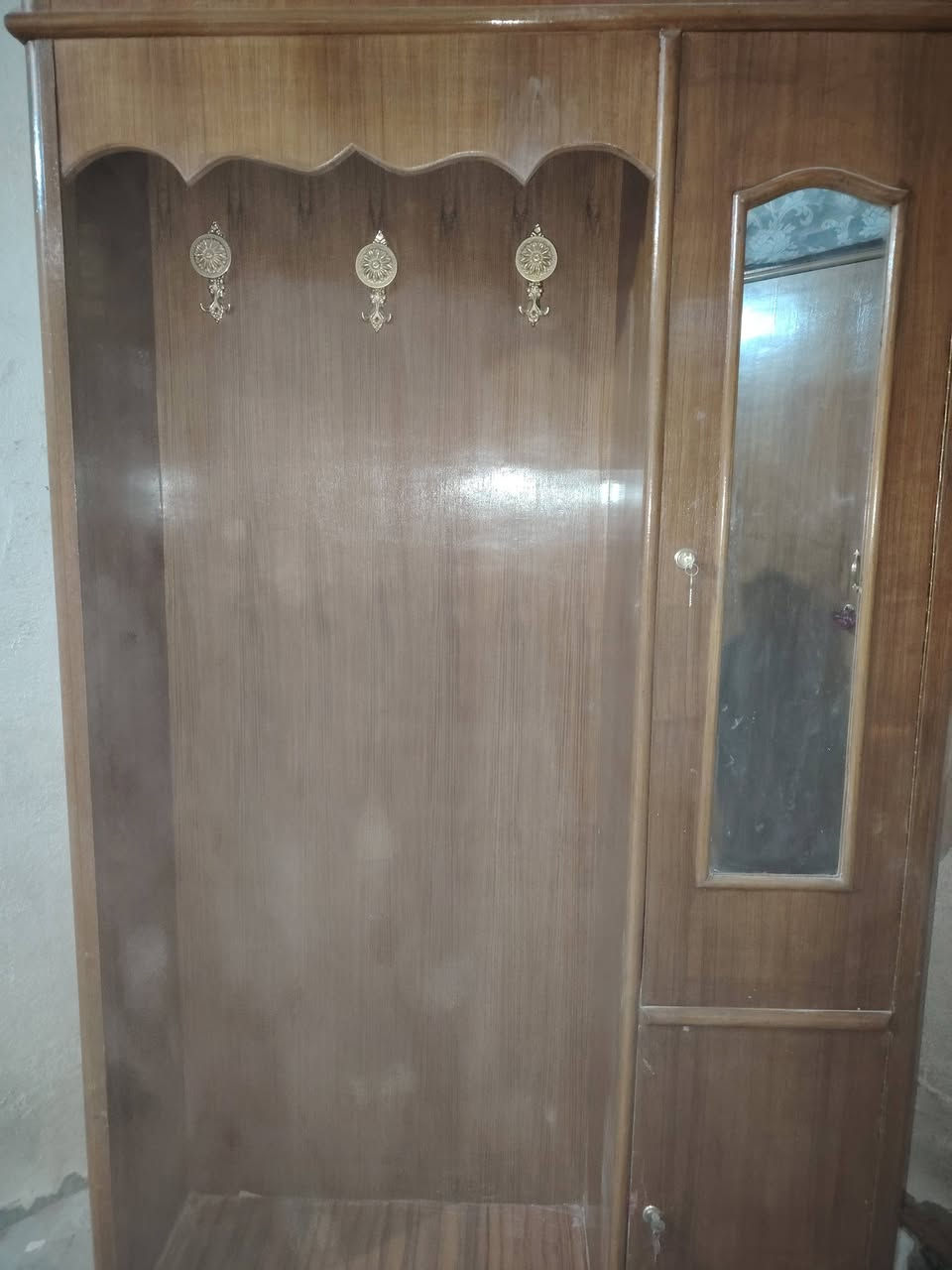 غرفه اخشاب للبيع السعر 4 00 بها مجال العنوان النجف رقم موبايل ***********
