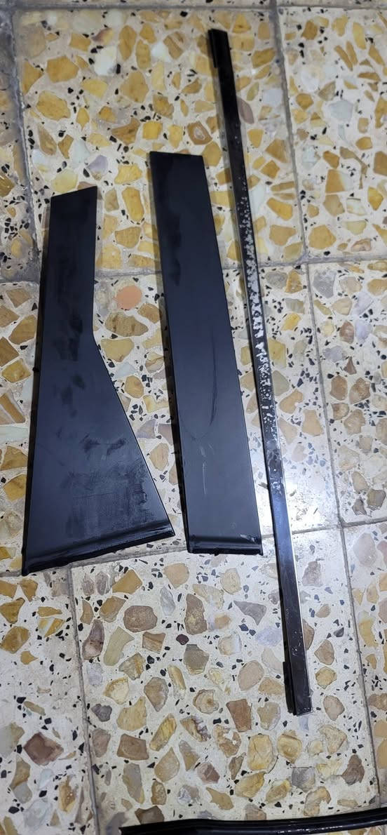 غراض صدر روج ٢٠٢٤ طبلة مع شيال الجوة مع رباط جميعهم خلفي جهة اليمين  مع ترايش الباب الستيل والأسود يمين ويسار مع لاستيك باب ايضا خلفي جهة اليمين مع قاعدة ولاستيكتهة كاملة بدون الباغة الخارجية قبق بانزين مع قاعدة رقم قيم باليرضي لله واخذ الي محتاجة تحياتي ***********
