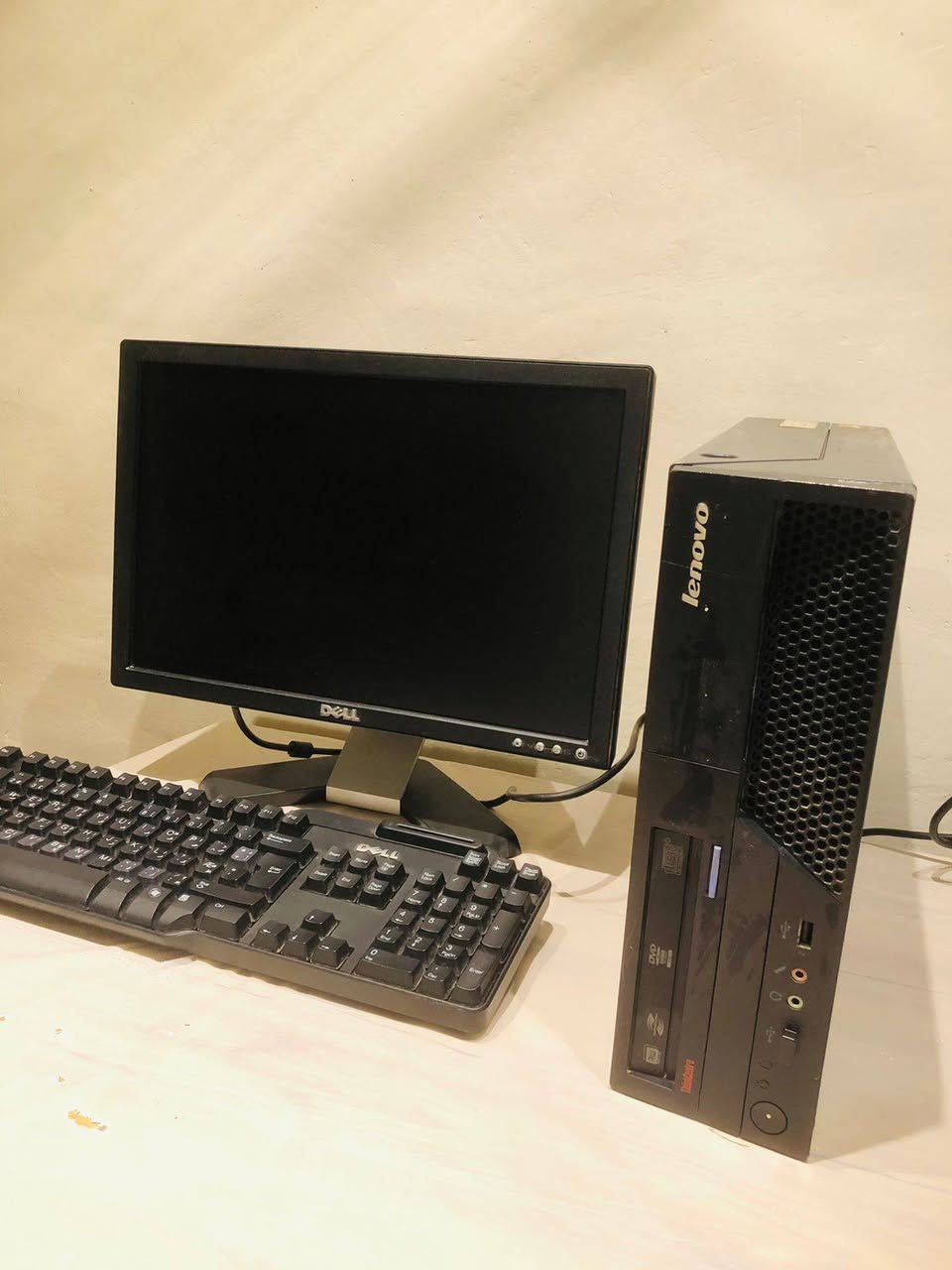 شاشه دل مواصفاتها 
المعالج dno i2 core
الرام 4 كيكا 32 bit
كارت الشاشه 2GB


**إذا كنت صاحب هذا الإعلان وتريد حذفه لأي سبب، رجاءا أرسل رسالة إلى الدعم الفني**