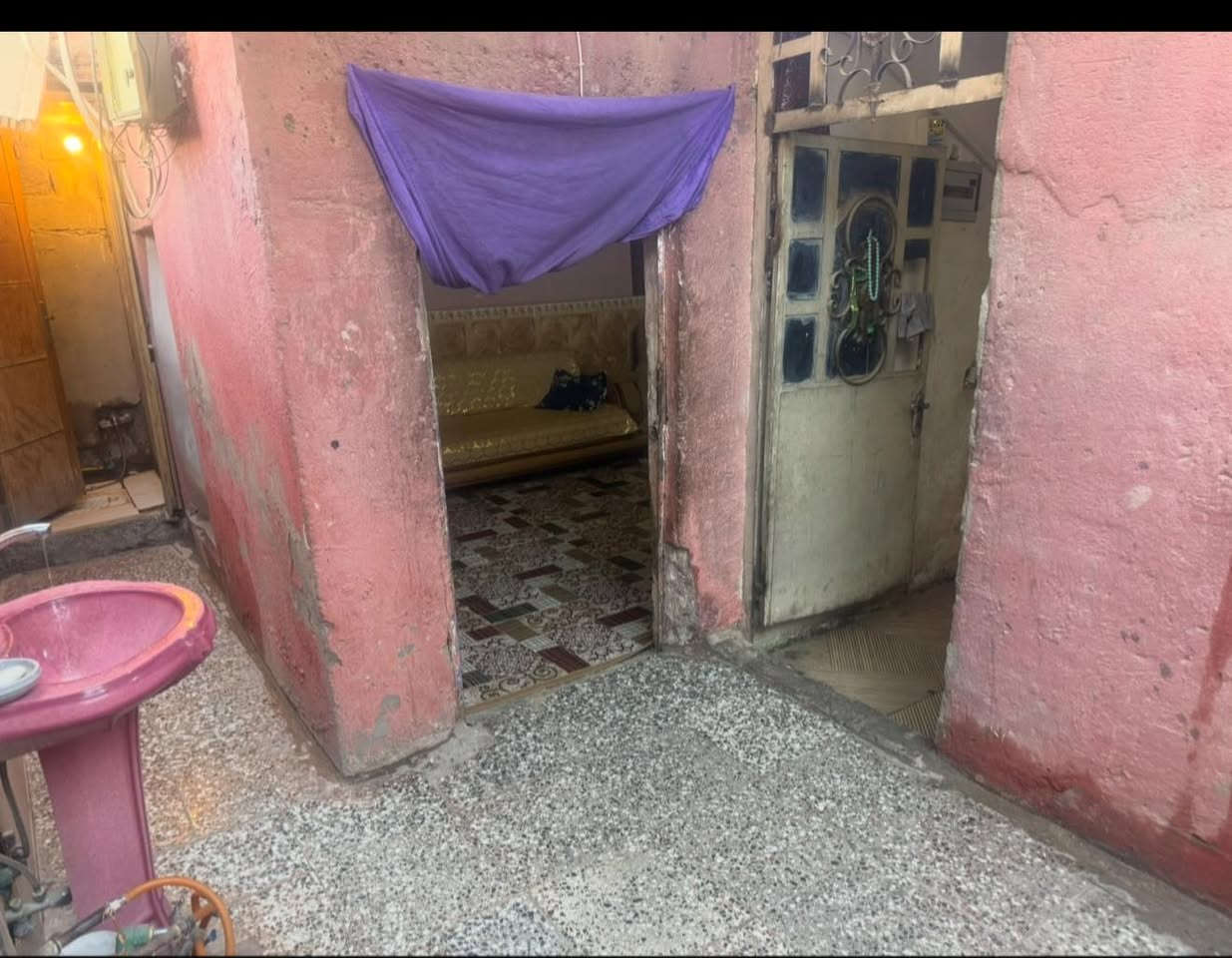 السلام عليكم عيوني بيت 120 متر للأيجار بمنطقه العماري شارع المدارس ايجاره 200 وبي مجال يرهم للبيع هم *********** واتساب
