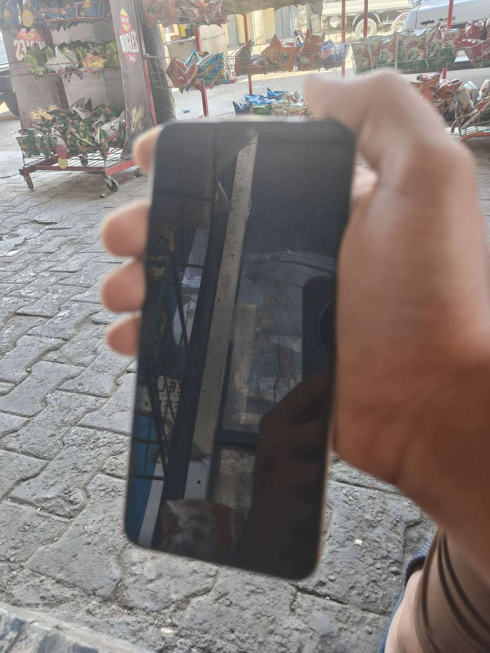 اللبيع بسعر 100قفل مال مستعجل العنوان بغداد الكفاح رقمي*********** الموصفات
الشاشة والتصميم
الشاشة: بمقاس 6.53 إنش من نوع IPS LCD بدقة HD+ (720 × 1600 بكسل).
خامات التصنيع: الظهر والإطار من البلاستيك مع ملمس محفور لسهولة الإمساك، والواجهة من الزجاج.
⚙️ الأداء والعتاد
المعالج: ثماني النواة من نوع MediaTek Helio P22 (بمعمارية 12 نانومتر).
الذاكرة العشوائية (RAM): يأتي بـ 4 جيجابايت (مع إمكانية توسيعها افتراضياً عبر النظام).
ذاكرة التخزين: 64 جيجابايت، ويدعم تركيب كارت ذاكرة خارجي MicroSD.
نظام التشغيل: يعمل بنظام Android 11 مع واجهة Doke OS.
