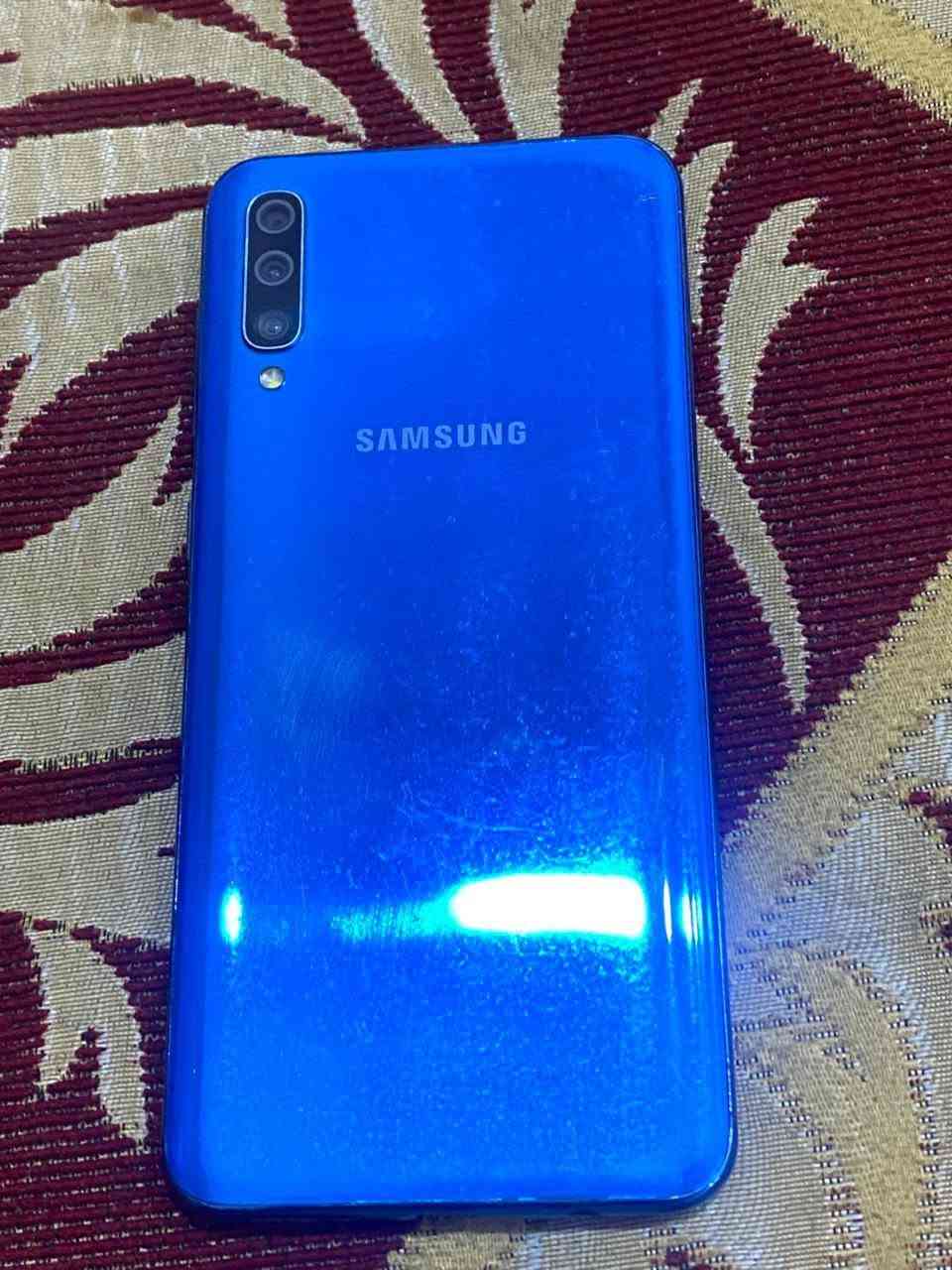 جهاز a50 للبيع مواصفات    👇          الشاشة: 6.4 بوصة من نوع Super AMOLED بدقة FHD،                                المعالج: Exynos 9610 (ثماني النواة)، يقدم أداءً جيداً للمهام اليومية والتطبيقات

  البطارية: 4000 مللي أمبير، تدعم الشحن السريع بقوة 15 واط.

ذاكرة: 128                                                                  الكاميرا الأمامية: 25 ميجابكسل لصور سيلفي واضحة.
الكاميرا الخلفية: ثلاثية (25 ميجابكسل أساسية + 8 ميجابكسل زاوية واسعة + 5 ميجابكسل للعمق).
الجهاز مبدل ايسي شحن ومامأثر ابد على الشحن
    السعر 120 وبيه مجال   مكاني بصره زبير للاتصال او الاستفسار  على هاذ الرقم ***********
