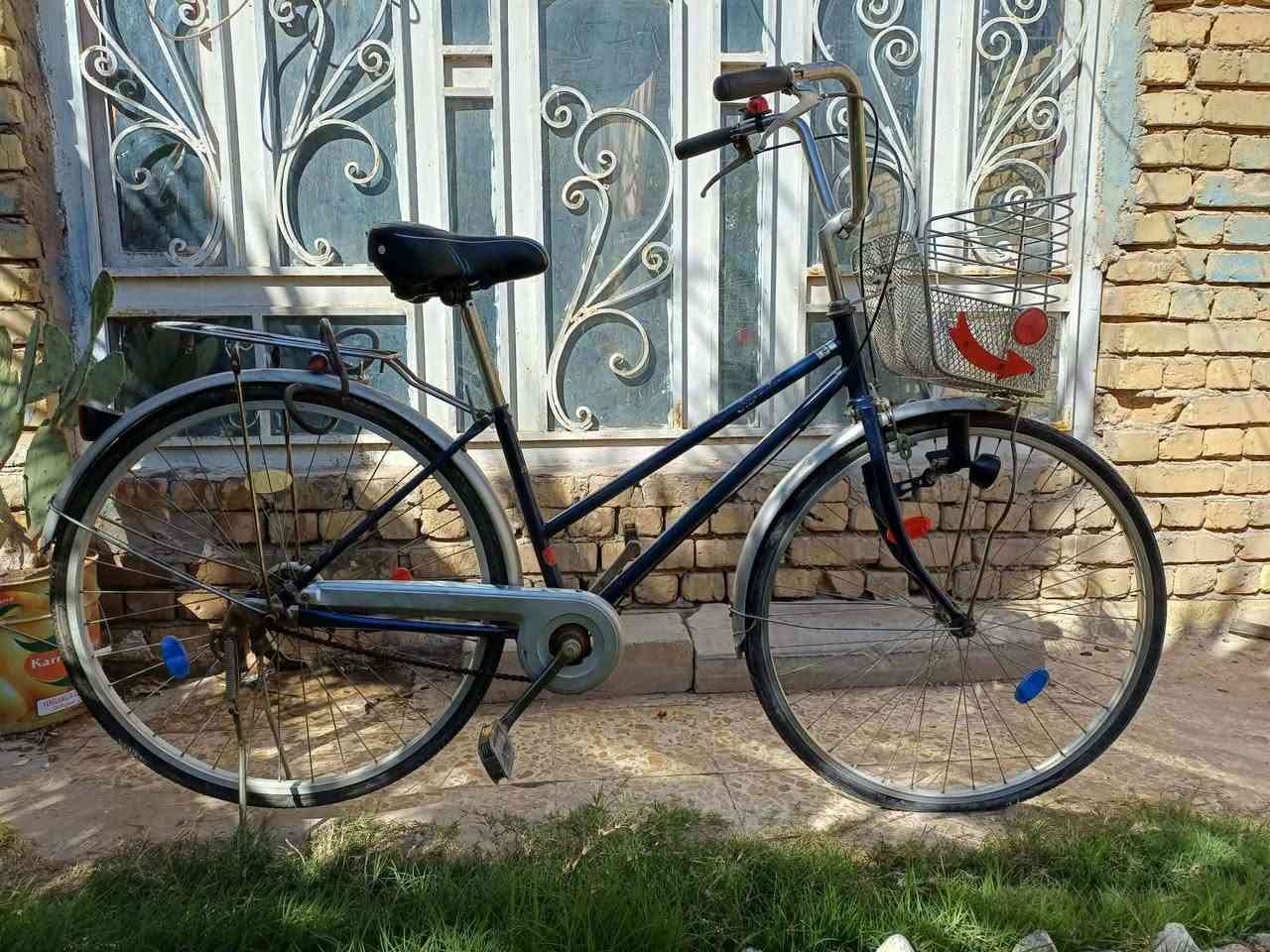 دراجه هولندي اصلي (city Bike) نضيف جدا جدا  مستخدم  للبيع بسعر مناسب 100الف وبي مجال لشراي  مع كامل الملحقات وبلعافيه على الياخذة  لتواصل ***********
