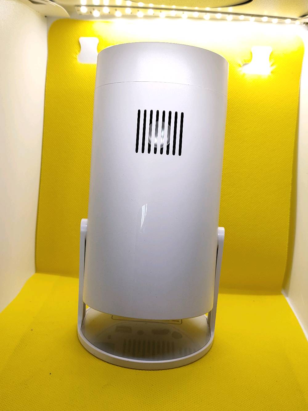 داتا شو بحالة ممتازة للبيع. يستخدم لعرض الفيديوهات والصور بجودة عالية. يجي مع منافذ HDMI وUSB لسهولة التوصيل بأجهزة مختلفة. مثالي للاستخدام في المنزل أو المكتب للعرض التقديمي.