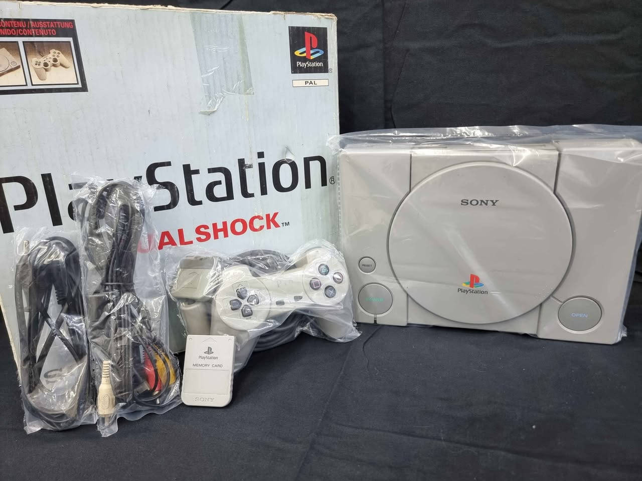 پلەیستەیشن ١ بۆ فرۆشتن
زۆر زۆر بە پاکی ماوەتەوە و هی دەستی خۆم بوە و ١٦ ساڵە هەڵم گرتوە
کارتۆنی خۆی لەگەڵ ماوە 
دەسک و میمۆری و کێبڵ و فیشەی بیلادی خۆی لەگەڵ ماوە
هیچ عەیبێکی نیە و بە شەرت ئەیفرۆشم
گەیاندن هەیە
نرخ -   ٧٥   هەزار أربيل, العراق


**إذا كنت صاحب هذا الإعلان وتريد حذفه لأي سبب، رجاءا أرسل رسالة إلى الدعم الفني**