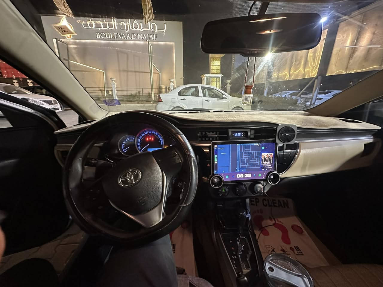 كورلا 2015 xli خليجي
مكينة 1600 محرك وكير مكفولات (معتني بيهن البانزين بس محسن والدهن sp وحتى مبدل دهن الكير يعني راسك بارد) بيها بارد الباب الي خلف السائق والجاملغ مالته وبارد بالجنطة ووجلخة (مو ضربة) بالبنيد الحدادية وتايرات وتبريد كله جديد واصلي  شاد شاشة (كبيرة رام ٦ وذاكرة ١٢٨ بيها كار بلي وانرويد اوتو وايرلس) وكاميرا تسجيل امامي
السعر:١٤٠ ورقة وبيها مجال
 موبايل: ***********
