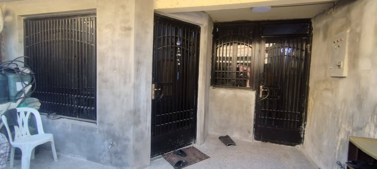 للبيع دار طابو ملك صرف المساحة 100 
6×16.67 تقريباً 
البناء حديث 2025 شهر 6 
متكامل من منظومة غاز وكاميرات 
البناء متكون من إستقبال ومطبخ وثلاث غرف نوم وحده بالارضي وأثنين بالطباق الثاني وحده منهم نظام سويت حمام عدد 2 + مرافق خارجي وبي سطحين
الزعفرانية المختار شارع مطعم ابو عكال الفرع المقرنص المقابل العيادة الشعبية القديمة قرب سنتر الزعفرانية بال افرع المقرنصة تقريبا رابع بيت عن الركن
السعر 235 وبي مجال 
للأستفسار اكثر الاتصال على الرقم التالي *********** علي حامد الجواري مكتب المهيب للوساطة العقارية وأنجاز المعاملات
