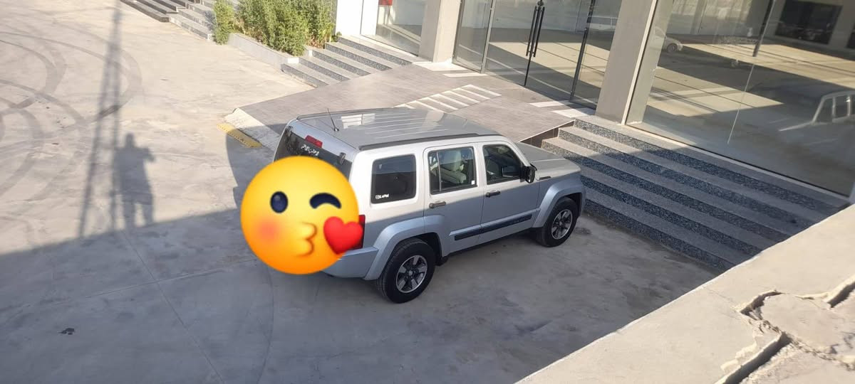 سلام عليكم جيب لبرتي موديل ٢٠٠٨ سياره كلين بدون اي حادث بعدها وضع شركه حتى محرك ما مفتوح رقمها مميز اربع أرقام رقم نينوى الدولي الجديد حتى الفور ويل شغال ماشيه ١٧٦ الف سعرها ١١٠بيع او مراوس هذا رقمي ***********
