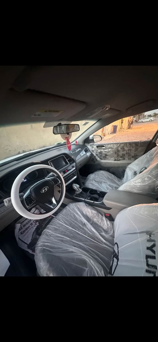 سوناتا 2018 وارد امريكي مكينه 2400 مامفتوحه شرط رقم بصره دولي الجديد بسمنه سنويه ل 30 بيه فقط جاملغ السايق ضربه كلش خفيفه بدون داخل ومبدلينه اصلي ابلادي والجاملغ القديم موجود الباقي كفاله مكينه كير بدي فقط قطعه وحده الباقي مكفول السعر 116 استفسار ع رقمي ***********

