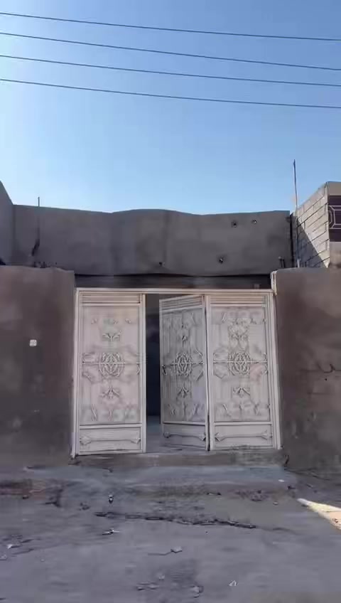 بيت للبيع زراعي مساحته 192 يحتوي على غرفتين كبار وصاله وديوان كونكريت مسلح قريب على الشارع العام بي معاملة طابو العنوان الزبير المنسية للتواصل ***********
