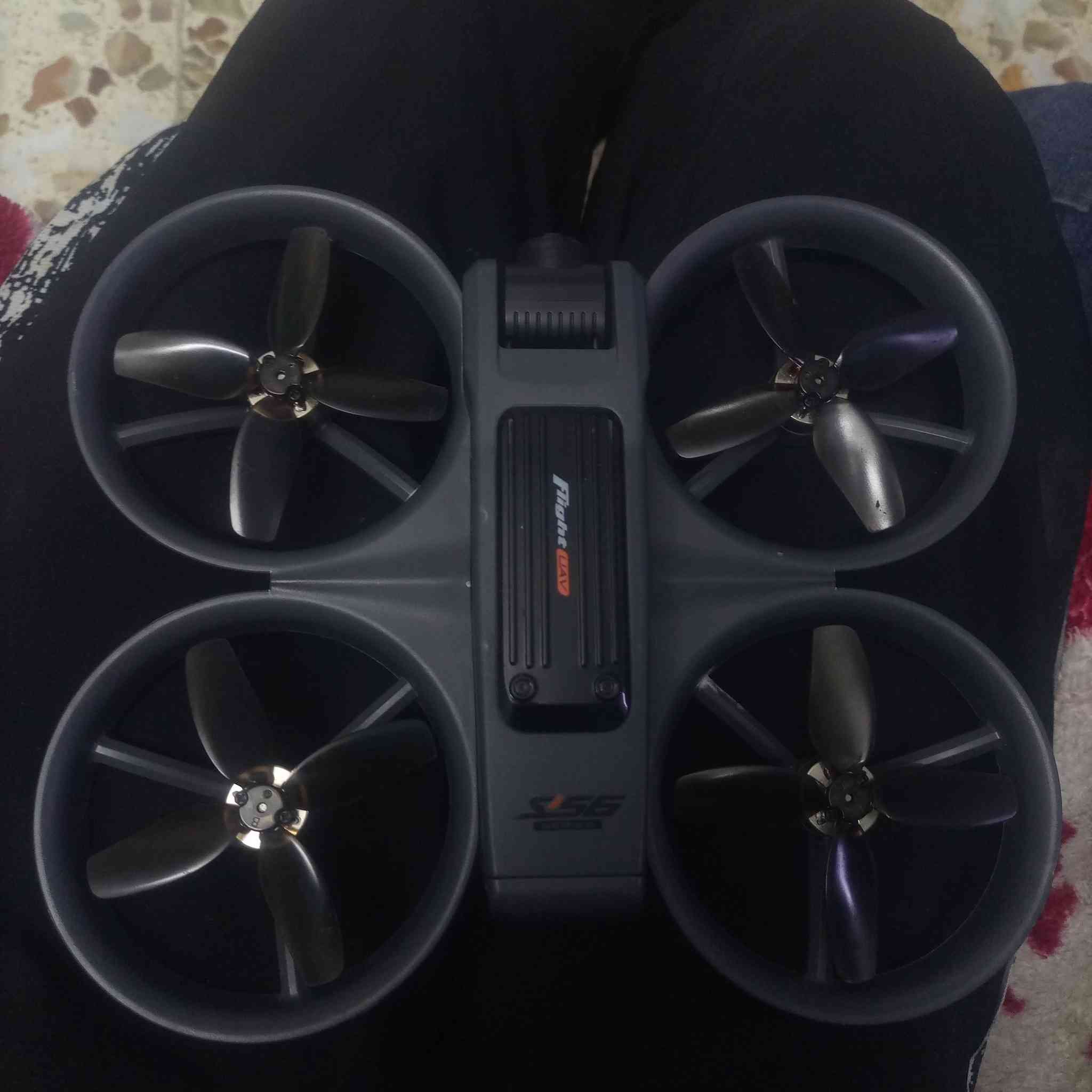 Drone S156
الكاميرا: تأتي مزودة بكاميرا عالية الدقة HD 1080.
جهاز التحكم: يحتوي على شاشة مدمجة لعرض البث المباشر.
نقصه بس ريموت 
المميزات: تتضمن ميزات مثل مراوح احتياطية، كابل شحن USB، وفلاش USB لنقل البيانات.
بسعر 25 ألف 

***********
