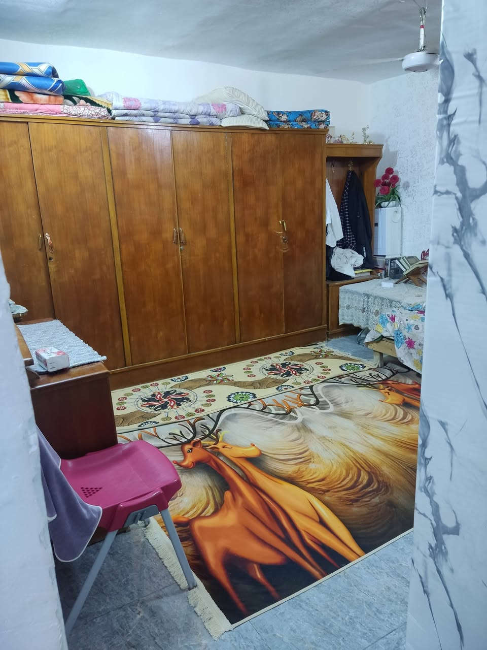 السلام عليكم متاح بيت مساحة 200 متر بمنتصف الديوانية على شارع رئيسي بين شارع بريد التحدي وشارع سالم في حي الزراعيين  الثانية مقابل جامع اهل البيت على الشارع التبليط وحالياً المنطقة كذلك قيد الاعمار واعادة التنمية بناء عگادة والأرضية بورسلين مطعم بمرمر يحتوي الطابق الاول على 3 غرف + صالة كبيرة + مطبخ + استقبال+ صحيات خارجية وداخلية + طارمة كبيرة وگراج + حديقة والطابق الثاني يحتوي على غرفة وصالة وصحيات + سطح كبير ...البيت صالح للسكن  ***********
