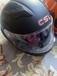 خوذ عدد 2 للبيع وحده طلبات ما مستخده وثانيه لكيته بسياره جبناه استيراد...