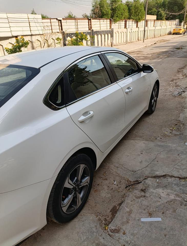 السلام عليكم 
كيا سيراتو خليحي باسمي رقم بغداد انكليزي موديل 19 فول مواصفات 
محرك 1600 مكفول وكير AT  مكفول قطعتين تبريد وبصمه وتشغيل عن بعد وحساسات اماميه وخلفيه وشاشه ومري شفط وثلاث انظمه قياده نظام ترحيب عند الاقتراب وشاشه اعطال وفتح صندوق عند الاقتراب سياره مفوله للاخير عدا بس ابو دراجه طاخ بين البابين من جهه السائق كما موضح بصوره ومصلحة سياره كامله ماناقصها شي . ماشيه 112 الف السعر 150 موجود سونار راسلني عل واتساب وادزه ***********
