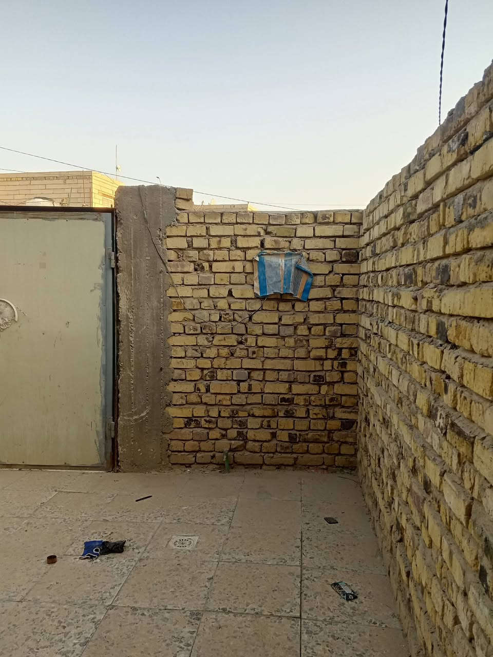 السعر الســابق : 45
السعر الحــالي 40 
مرقم بلديه ضمن قرار 320
#مكتب_الشكري_للعقار  #عرض 
🌍 الموقع :النجف الاشرف_  الكوفه شارع المطار السايدين 
شارع 17 بـ شارع 30 
----------------------------------------
🔳  زراعي 
🔳 المساحه 150
🔳دار سكن زراعي جاهز عايز فقط سقف ثانوي 
--------------------------------
🧾 تفاصيل البيت 🧾
يحتوي علئ  غرفتين وصاله ومطبخ وحمامات وتخاريج واستقبال 
الأساس صب السقف صب طابوك 
كافه الخدمات متوفره 
---------------------------
☎️ للاستفسار 
واتساب ***********
‏‪+964 787 969 5165‬‏
🛣️عنوان المكتب النجف الأشرف _ الكوفه شارع المطار السايدين مقابل جوهره العرب مباشرتٱ مكتب الشكري للعقار
