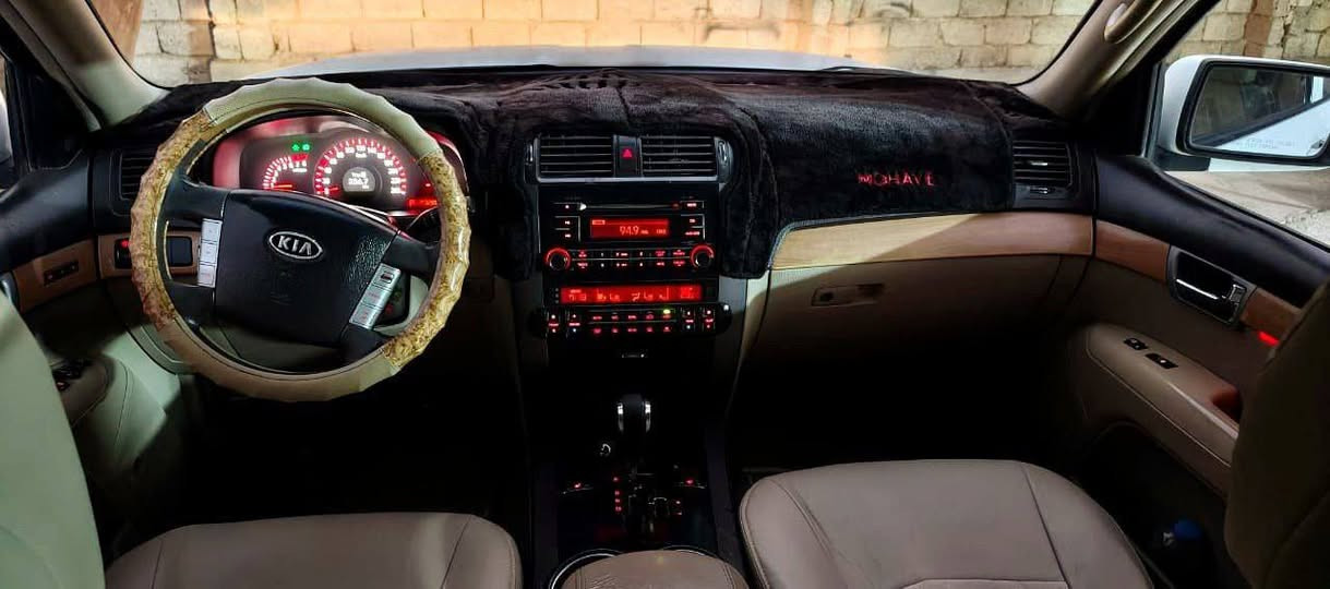 السلام عليكم
‏كيا موهافي (2012) خليجي للبيع
‏فول مواصفات 1/1 أعلى فئة في الموهافي 
‏بيها صبغ براس الچاملغ السكن... وبارد بالباب الخلف السكن
 رقم اربيل بأسمي تحويل مباشر  
‏المواصفات: 
‏1. محرك سته سلندر 3800
‏٢. تشغيل بصمه+بصمه ابواب
‏٣. لايت زنون +بك لايت led
‏٤. فول تحكم ستيرن 
‏٥. كشنات اماميه كهرباء+ذاكره تخزين 
‏٦.  تدفئه كشنات 
‏٧. كشنات جلد 
‏٨. حساسات خلفيه+كامره 
‏٩. فتحه سقف سلايت روف
‏١٠. مري جانبيه شفط +قلابه عند الرجوع للخلف 
‏١١. مرايه وسطيه تعتيم اوتو
‏١٢. ثلاجه بل التجوه
‏١٣. جنطه شفط
‏١٤. فور ويل دفع رباعي 
‏السعر  (  145 )مكان السيارة صلاح الدين الشرقاط
للأستفسار/ / *********** / /
