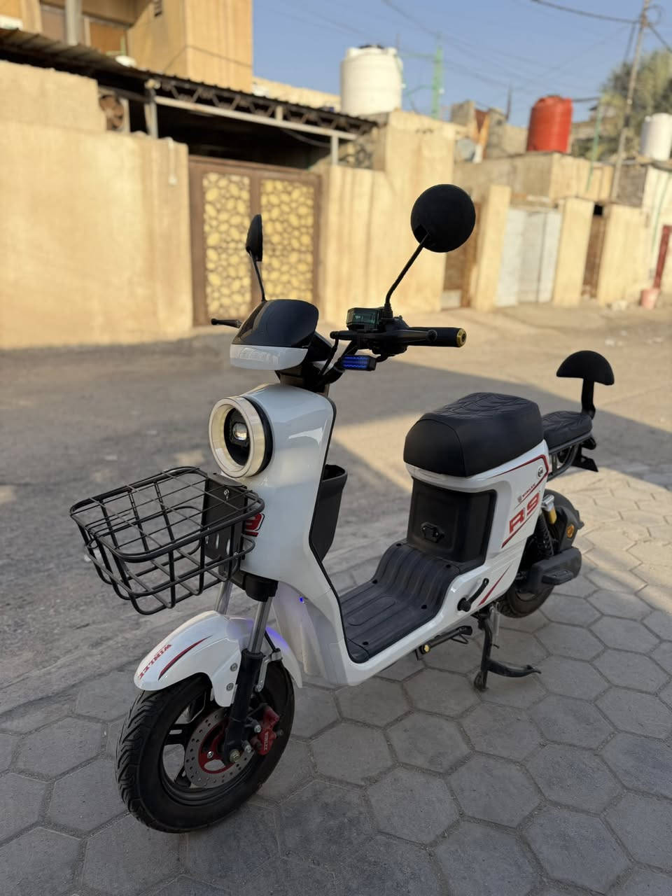 سلام عليكم للبيع دراجه شحن 5 بطاريات
مديل 2026 ستلام جديد R9 حديثه مكفوله ماشه صار 3 ايام من شتريها سبب البيع ماعندي مكان السعر 550 العنون البصره معقل ***********
