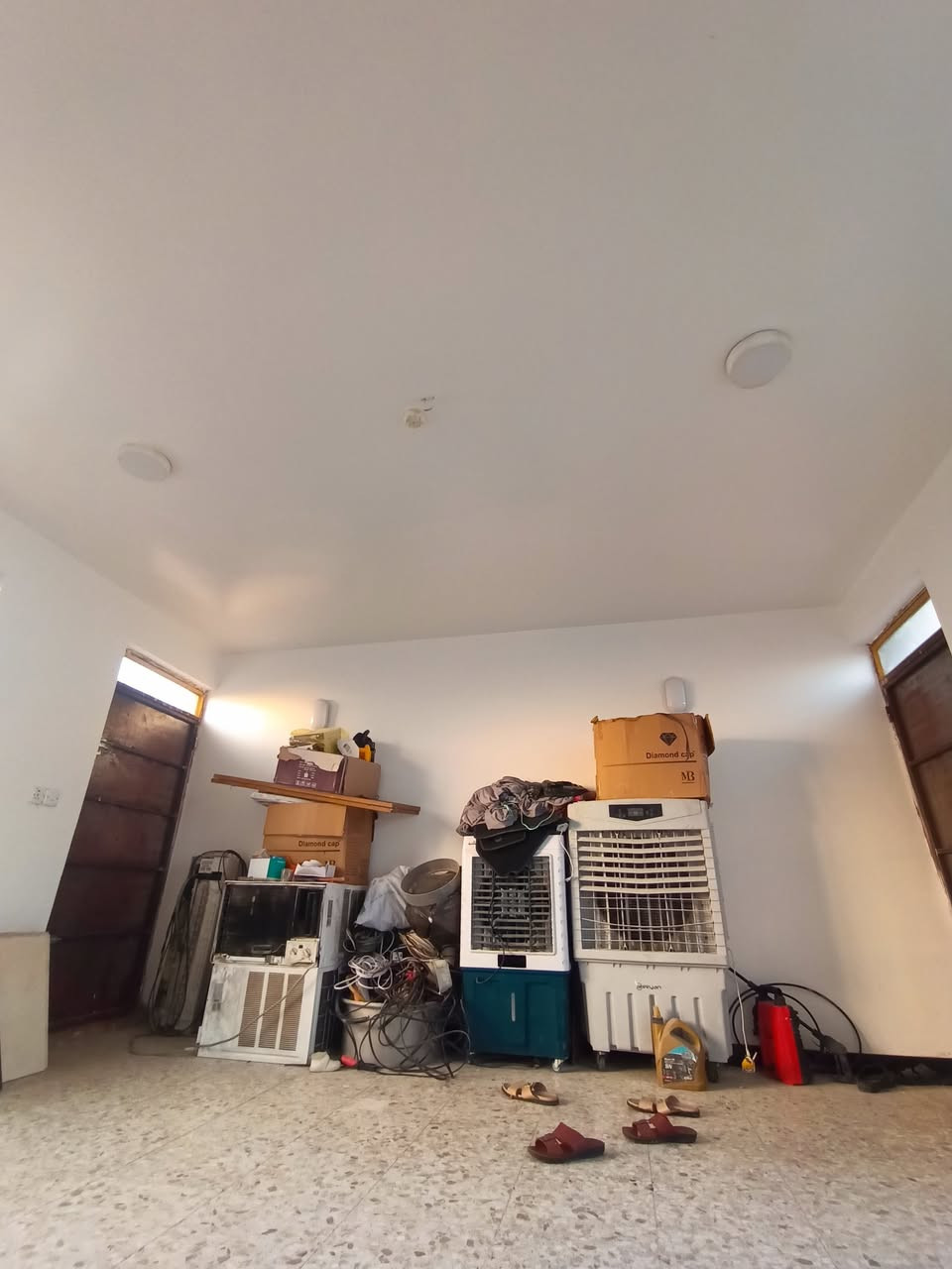 السلام عليكم بيت 100متر للبيع يم الاقواس قراب الشارع العام بناء البيت حديث كهرباء دفن بواري الماء دفن بي كم نقص البيت من الداخل جاهز مجهز مع بيع نص الاثاث للاستفسار اكثر الاتصال ***********
