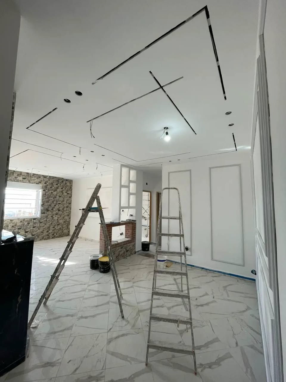 🙋🥳أنواع شغل الجبسن بورد الداخلي
أسقف جبسن بورد
سبوت لايت + إضاءة مخفية (LED)💡
أشكال حديثة (مربعات، دوائر، خطوط مستقيمة)
كلاسيك بنقوش ناعمة
جدران ديكور
جدار تلفزيون (TV Wall)📺
رفوف جبسن بورد مع إنارة
فواصل بين الصالة والسفرة
غرف النوم😴
خلفية السرير
أسقف هادئة بإضاءة دافية
دمج الجبسن مع خشب أو مرايا
المجالس والصالونات
تصاميم فخمة
كرانيش جبسن
أشكال تراثية أو مودرن
وكأننا نشتغل ببيتنا مو بيتك 👷
🔹 مميزات الجبسن بورد
✔ شكل أنيق
✔ سعره مناسب
✔ ينفذ بسرعة
✔ يخفي الأسلاك والعيوب
واتساب 📲***********📲
خلي بيتك يرجع دافئ اوجميل 
القمه لؤن بيتك اغله شي
