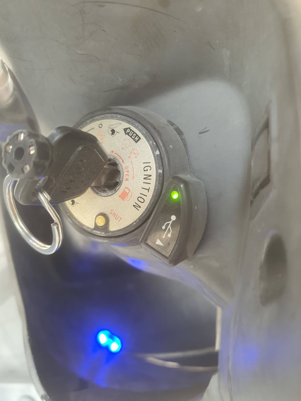 السلام عليكم ورحمة الله كامكوv2جيس وعلي مضلومه بتصوير مديل2019اخر مديل احدث شي ماشبة8000يعني زيرو دراجة كامله مكمله الشراي يتصل علرقم خاص مقفول***********
