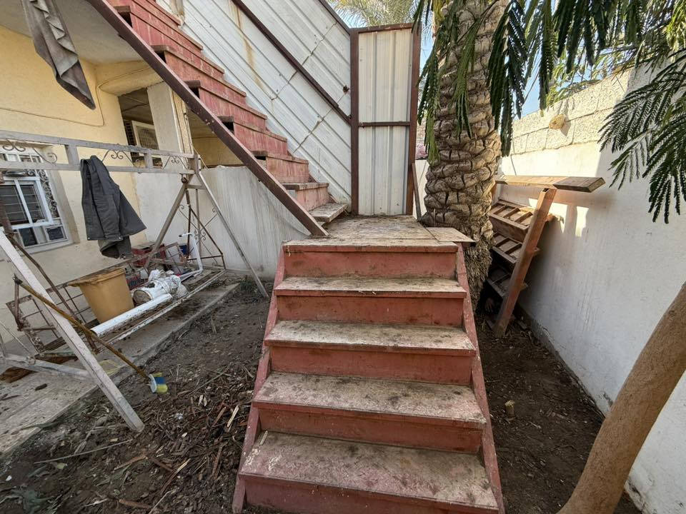 السلام عليكم
درج حديد للبيع شغل درجة اولى حديد ثقيل 
السعر 600 

‭0771 957 8369‬
