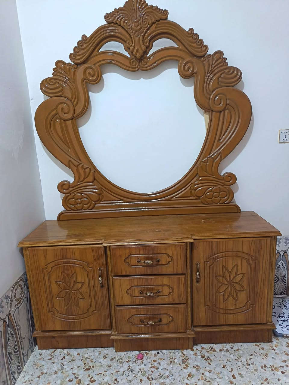 غرفت خشاب للبيع تزكام نضيفه ستخدام قليل
نقص بس مرايت الميز ستفسار عل الرقم ***********
مكلف بلنشر
