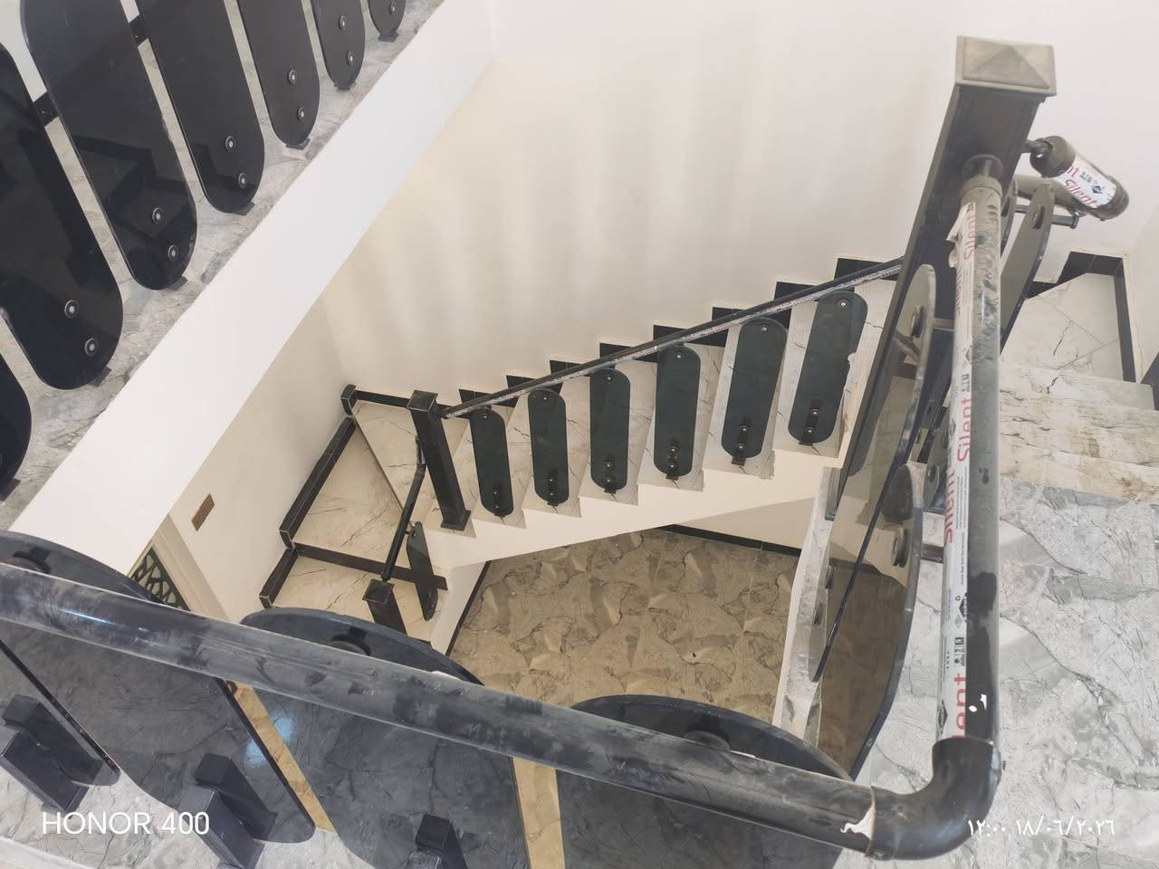 🏡 دار للبيع – زراعي 
📍 الموقع: مقابل قريت الغدير رقم العمود 258
📐 المساحة: 100 متر مربع 10×10طابقين
🏠 تتكون من: ✔️ 3 غرف نوم
✔️ صالتين
✔️ استقبال
✔️ مطبخ
✔️ مجموعة صحيات عدد 3
🚗 موقع مميز جداً،  على شارع بعرض 14م، وقريب من جميع الخدمات.ارصفه مقرنص انترنيت ضوي مولده وطني اناره ليليه  ماي خدمات بلديه 
🏗️ البناء صب كونكريت وبمواصفات هندسية ممتازة، شغل درجة أولى.
للتواصل ***********
واتساب***********
