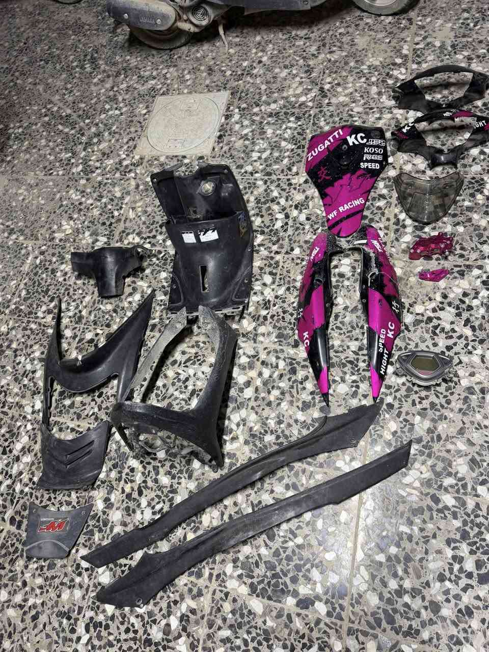 السلام عليكم ♥️
1-سواد ماكس عدله كامل مختم🖤
2-كفرات بلاديه مختمه و موشمات🖤
3-فج فرندو وردي او كرزي جديد🩷
4-كصه سوده بلاديه مختمه🖤
5-تطواله NCY ورديه🩷
6-جامه بك لايت نفطيه🩶
7-عداد اكتروني جديد🩶
8- ويل خلفي RBM اسود و اطار ستيل هو والتاير🖤
مكاني كربلاء حي العباس الفرع الاول♥️
***********♥️
