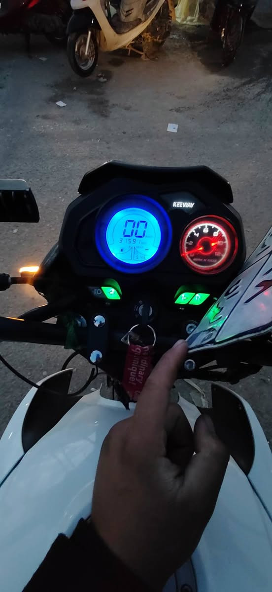 سلام عليكم دراجه ار كي 200 للبيع موديل 2025 دراجه مكانهه ديوانيهai مركز  سعرها 1600 و بيها مجال شراي يتواصل وياي رقمي ***********
