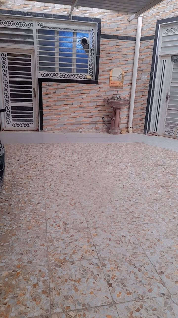 يا الله السلام عليكم
للبيع بيت  200متر بحي الغدير قرب فلكة القاضي طابقين رقم معاملته واصله للتقيم. الطابق  الأول غرفتين وصاله ومطبخ واستقبال واثنين مناور وصحيات. الطابق الثاني غرفتين واصلات للعكادة وصاله وصحيات وسطح تفاصيل والرقم ***********
سعره 125 وبي مجال
