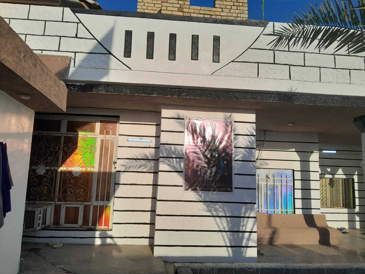 السلام عليكم ورحمة الله وبركاته 
بيت طابقين ركن طابو صرف للبيع تبلغ مساحته ٣٢٢ متر 
الواجهة ١٤ والنزال ٢٣ يحتوي على غرفتين نوم + صالة + هول + كلدور + استقبال ٦ متر / الطابق الأرضي 
الطابق الثاني يحتوي على ٤ غرف نوم + صالة هيكل واصل لحد الصب . البيت بناء طابوق 
العنوان السعادة شارع قاعة المناسبات خلف المدارس نهاية شارع البزل 
للإستفسار الاتصال على الرقم 
( *********** )  أو ( *********** )
