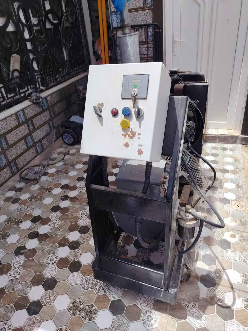 مولدتين للبيع جديدات  الاولئ بيركنز انكليزي 8kva  والثانية دويز إيطالي 12.5kva محرك ملف شرط جديد مامشتغلات للمعلومات اتصل على ***********
