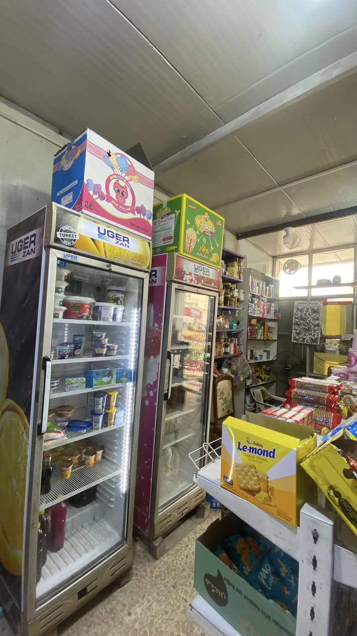 السلام عليكم محل للبيع
يتضمن 6 عارضات للمشروبات والالبان والعصائر ومجمدة واحدة للحوم والايس كريم وسفينة عارضة للحلويات وعارضه للكرزات وعارضه للبهارات و3 سلات للاجباسة مع رفوف للاغراض ومكتب للدخل ، المحل كامل ومتروس مع اغراضه بسعر 7 ملايين وبي مجال موقع المحل الغزالية شارع المشجر قرب الدفاع المدني الرقم : *********** .

