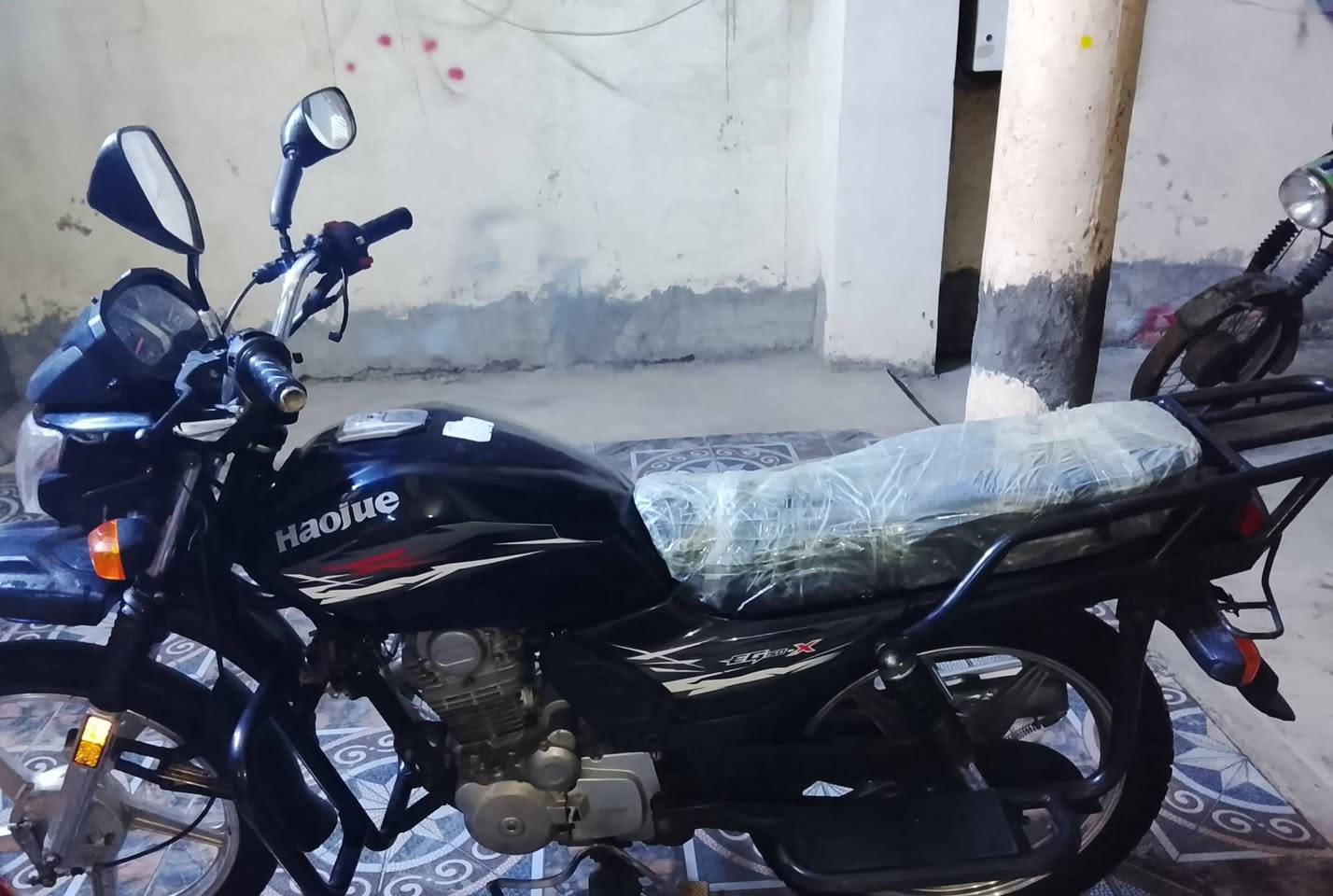 دراجه هاوجي للبيع السعر 950 بيه مجال جديده كلش سبانه ممدوده عليه موديل 22 ويا  منافيس عنواني الرمادي حي ضباط للاستفسار على رقم ***********
