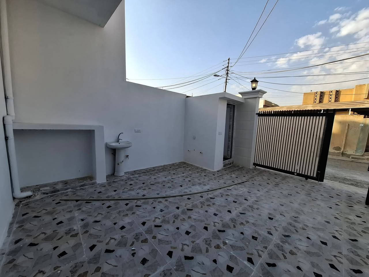 #دار للبيع طابو صرف بناء صفر  ( طابقين )
#المساحه 100متر الواجهه 5 متر
#العنوان حي شهداء مقابيل روناكي ( خلف جامع الشهداء )
_______________________________
#ملاحظه دار واحد باقي فقط 
_______________________________
                   #المواصفات 
ط1 غرفه نوم _ استقبال _ مطبخ _ صحيات _ كراج 
ط2 غرفه نوم _ هول _ صحيات 
______________________________
للأستفسار الاتصال على الارقام التاليه 
***********
***********
