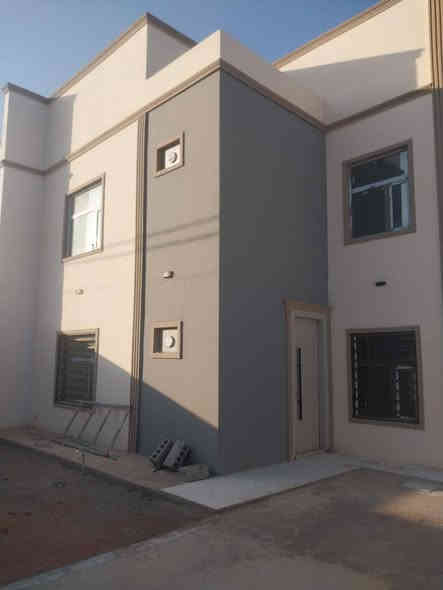 ٢٥٠م ركن للايجار 
اميرات ٢ بلوك ٣ 
٣ غرف وصالة واستقبال ومطبخ وكراج سيارة وحديقة 
سعر ٤٥٠ تواصل 
***********
مكتب دارك / حي السلام
