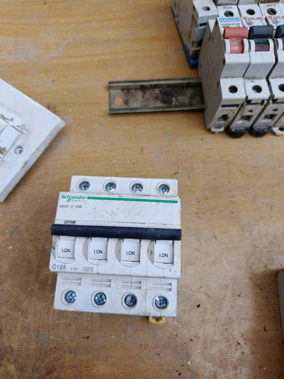 سلام عليكم عدي هاي الغراض مستعمله قليل الخلاطات كله ثقيل الجوزات اصلي من ميت انبير له عشرين انبير
كلوبات الدات شكو شي يحتاجه المنزل موجود بسعار مناسبه مكاني بغداد مدينه عدي توصيل هاتف ***********
