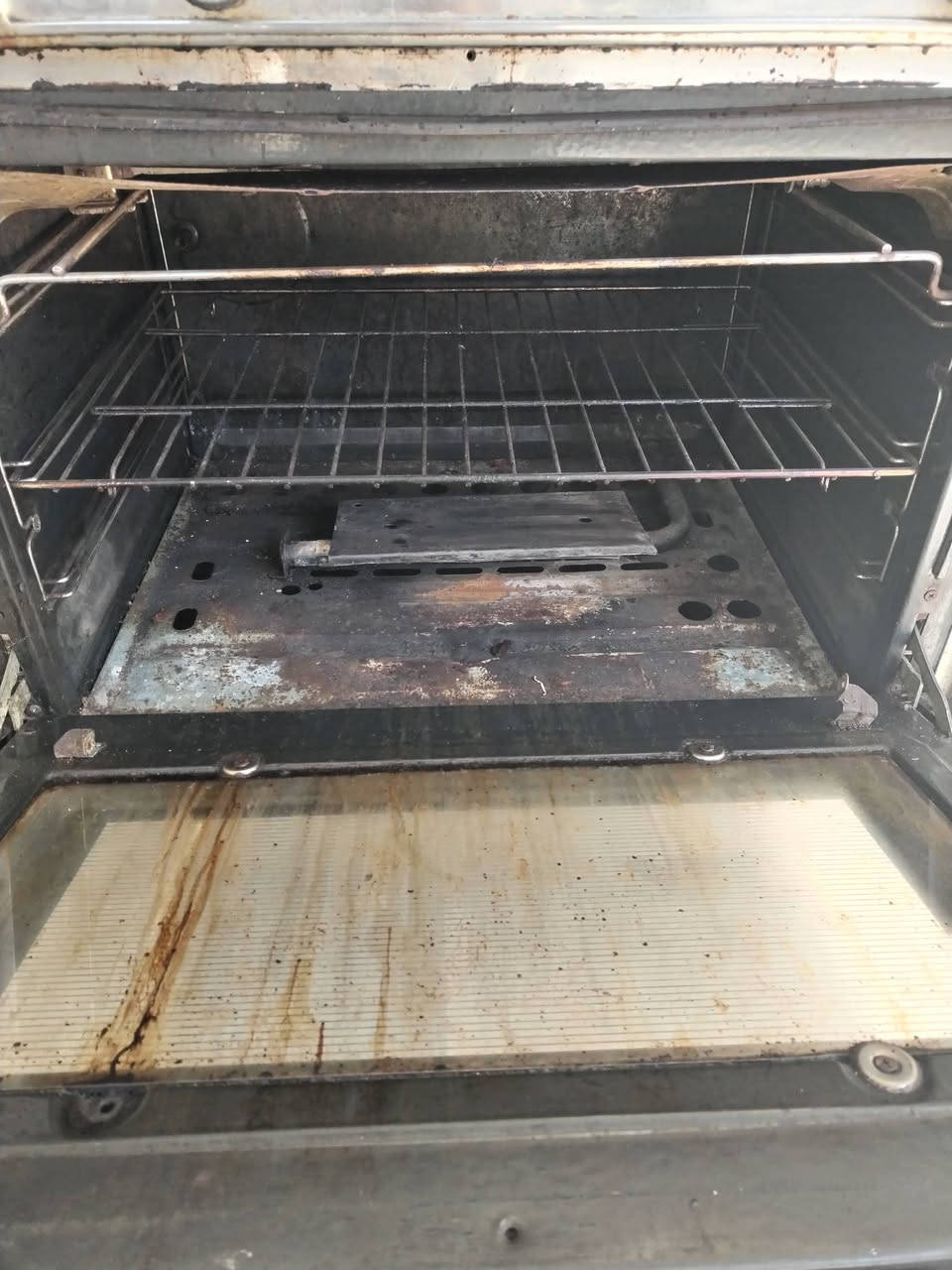 طباخ عشتار القديم خمس مشاعل زائد فرن شغال يحتاج ادامة بسيطة فقط السعر 125 الف ناحية سيد عزال ***********
